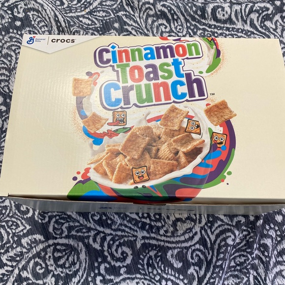 CROCS - New Cinnamon Toast Crunch Limited Edition + SIX Extra Charms FREE - Picture 9 of 10